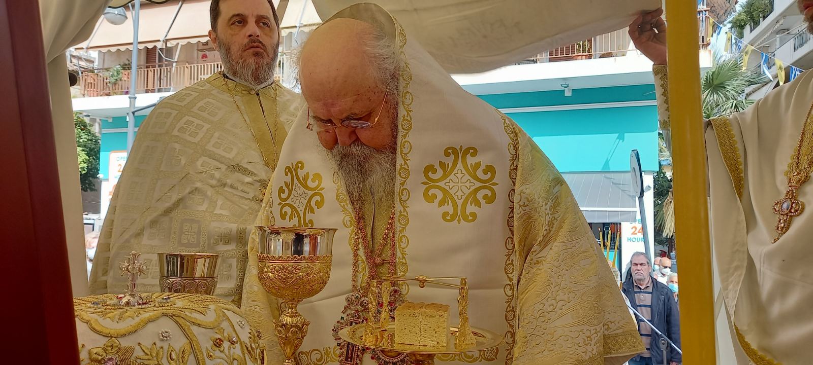 ΥΠΑΙΘΡΙΑ ΑΡΧΙΕΡΑΤΙΚΗ ΘΕΙΑ ΛΕΙΤΟΥΡΓΙΑ ΣΤΟ ΠΑΝΗΓΥΡΙΖΟΝ ΙΕΡΟ ΠΑΡΕΚΚΛΗΣΙΟ ΑΓΙΟΥ ΛΑΖΑΡΟΥ ΒΥΡΩΝΟΣ